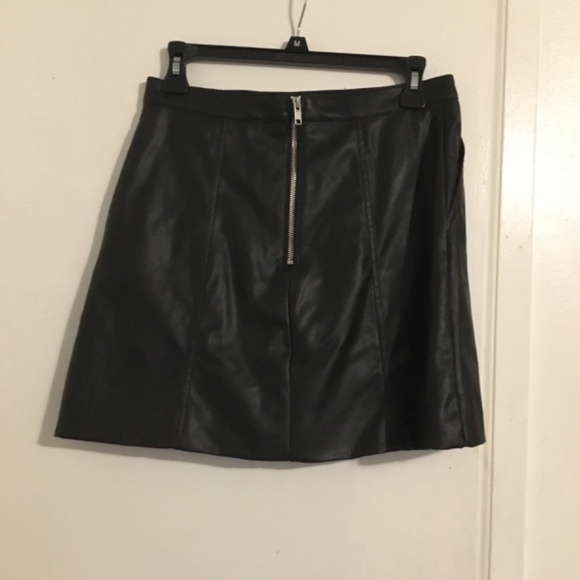 Black leather mini skirt! - Picture 2 of 2